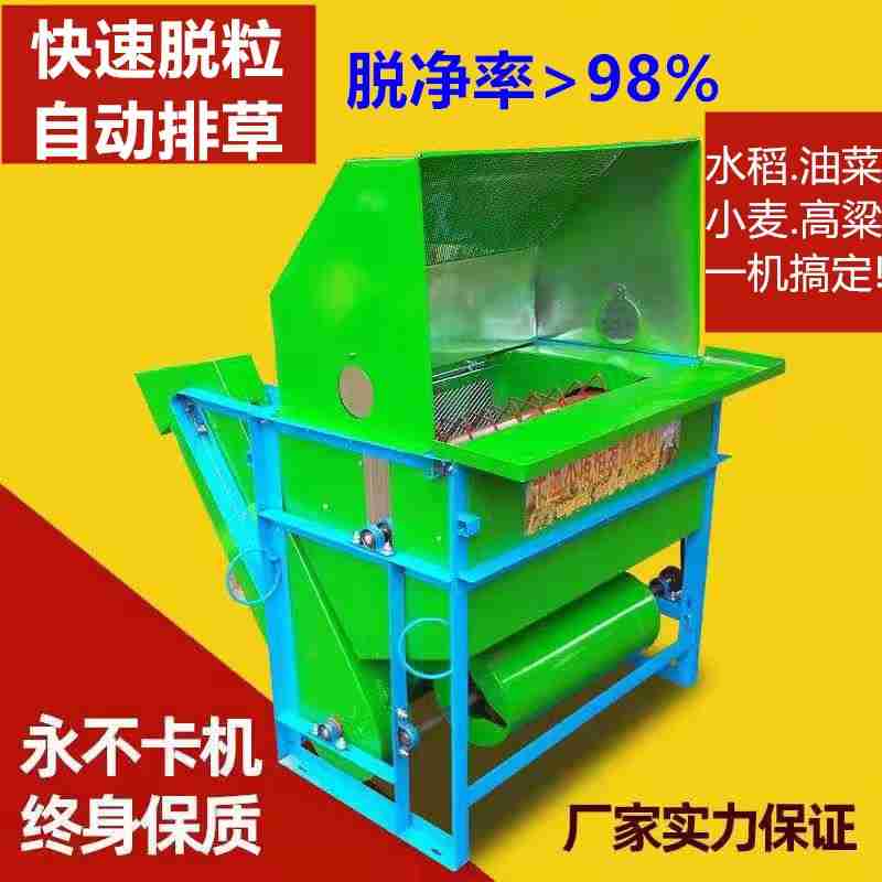 游客正在千佛洞许愿墙上挂许愿牌 (央广网发 罗佳妮 摄)